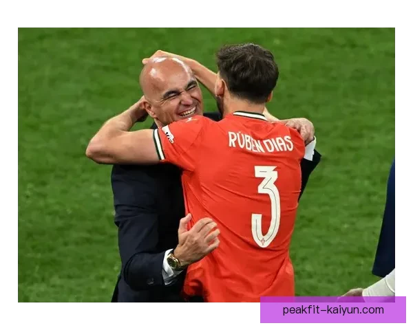 马丁内斯决赛神勇扑救帮助球队夺冠,状态回暖再现传奇时刻 马丁内斯决赛神勇扑救帮助球队夺冠,状态回暖再现传奇时刻